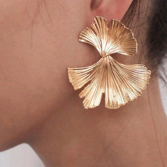 Boutique Jewelry - NEW! 14K Gold Gingko Asymetrical & Chic Twisted Big Wavy Post Earrings